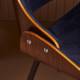 Chaise Mannix Signature Assise de Table Tendance Siège en Velours Bleu, Noyer Naturel et Métal Noir 45x46x77cm