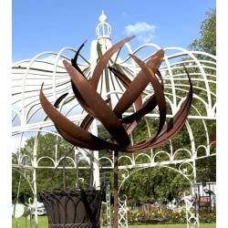 Sublime Eolienne Fleur Tuteur Mobile de Jardin en Acier Brut Oxydé 50x50x220cm