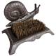 Gratte-Pieds avec Brosse à Pieds et Chaussures Motif Escargot en Fonte Patinée Marron 16x16x25cm