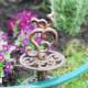 Guide de Tuyau d'Arrosage à Planter en Fonte Patinée Marron Décorée de Volutes 9x9x32cm