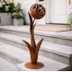 Grande Fleur sur Base Ronde Fleur Ajourée en Acier Oxydé Sculpture de Jardin Graphique à Poser 43x43x132cm